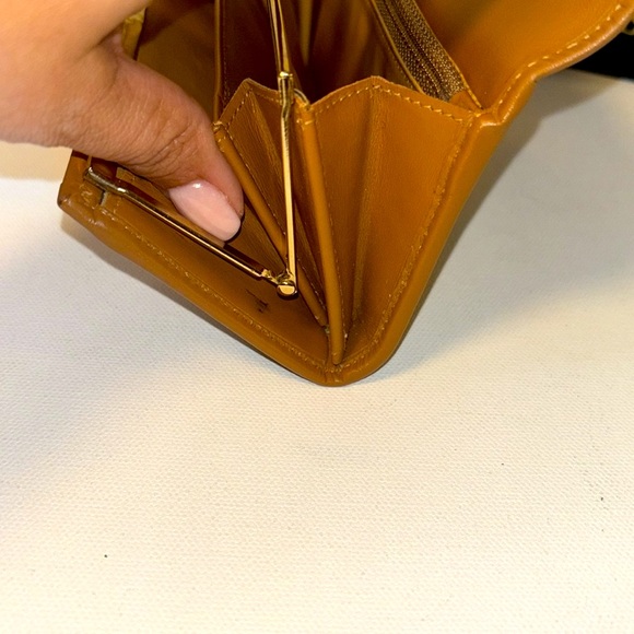 VGUC Celine Wallet w Kiss lock - Picture 12 of 14